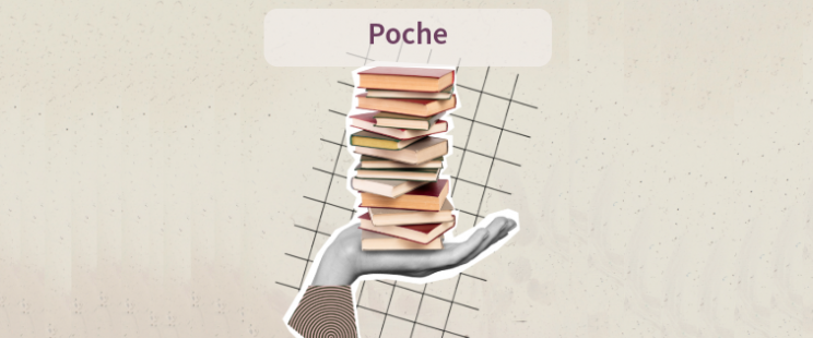 Une main qui tient des livres de poche