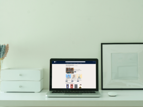 bureau avec un ordinateur qui est ouvert sur l'onglet du site SFL